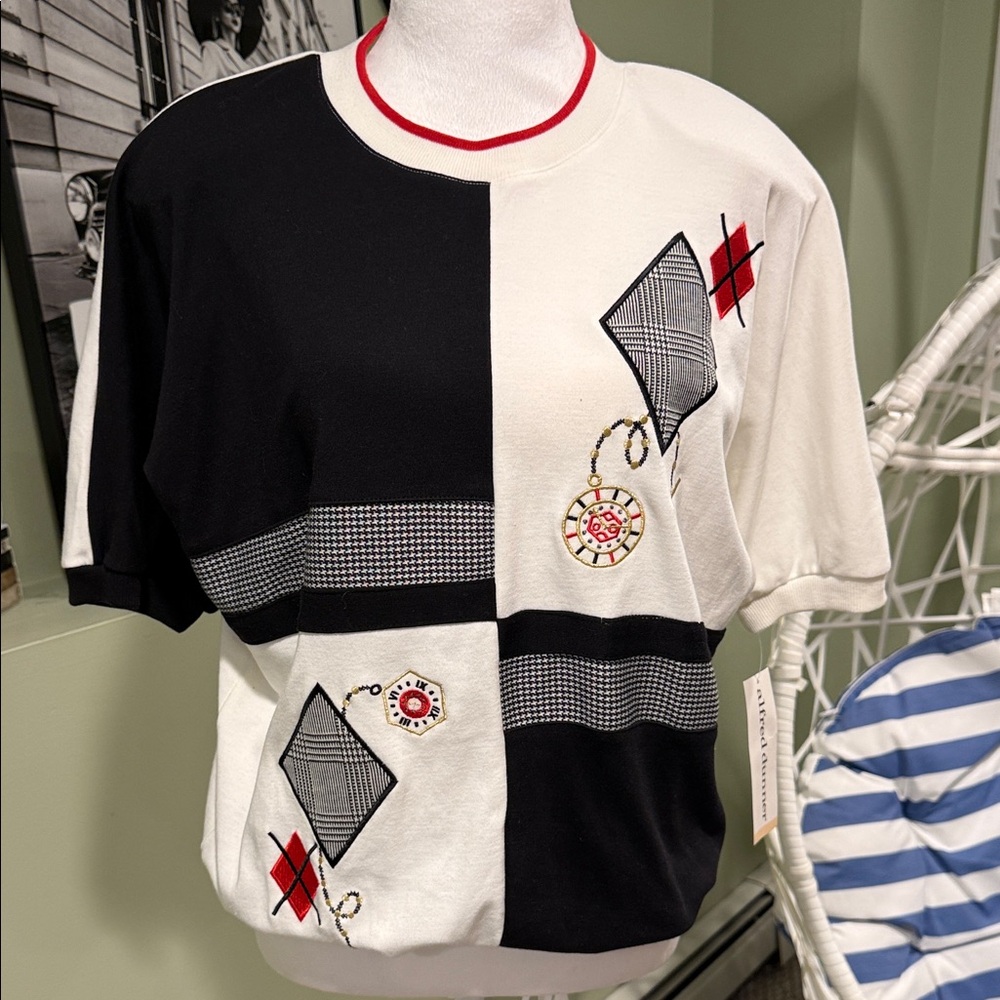 NWT Alfred Dunner Black and White Graphic T-Shirt size Medium